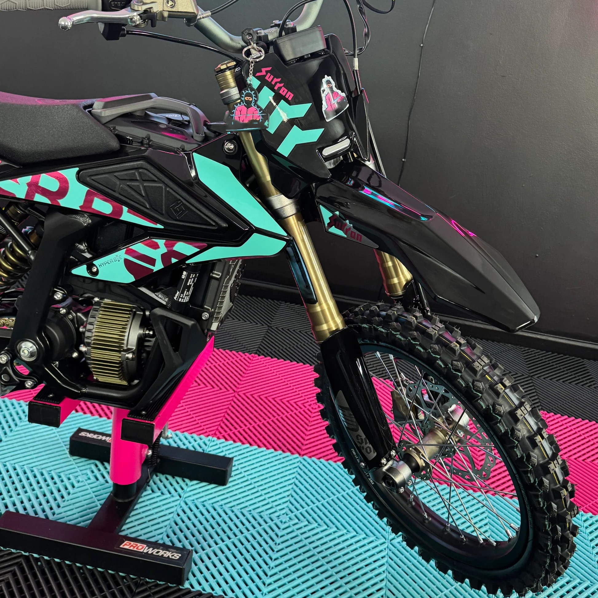 Sur-Ron Hyper Bee 2024 Sur-Ron Hyper Bee 2024 – Performance Upgrade (Ultimate MODS Edition)